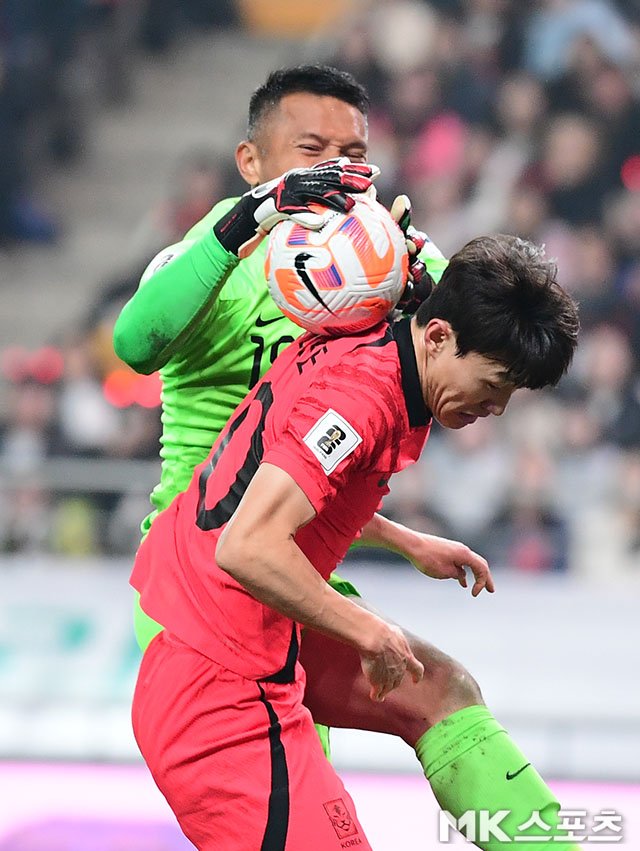 남자축구 골키퍼와 볼경합하는 공격수의 모습